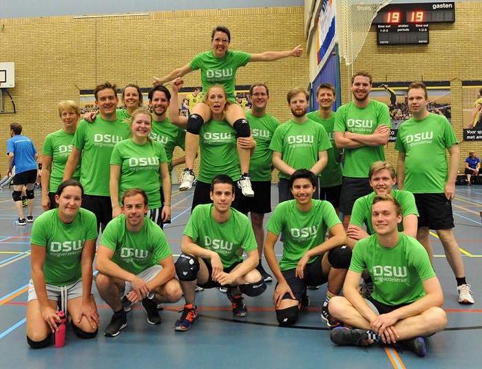 Foto van Christin met het DSW volleybalteam