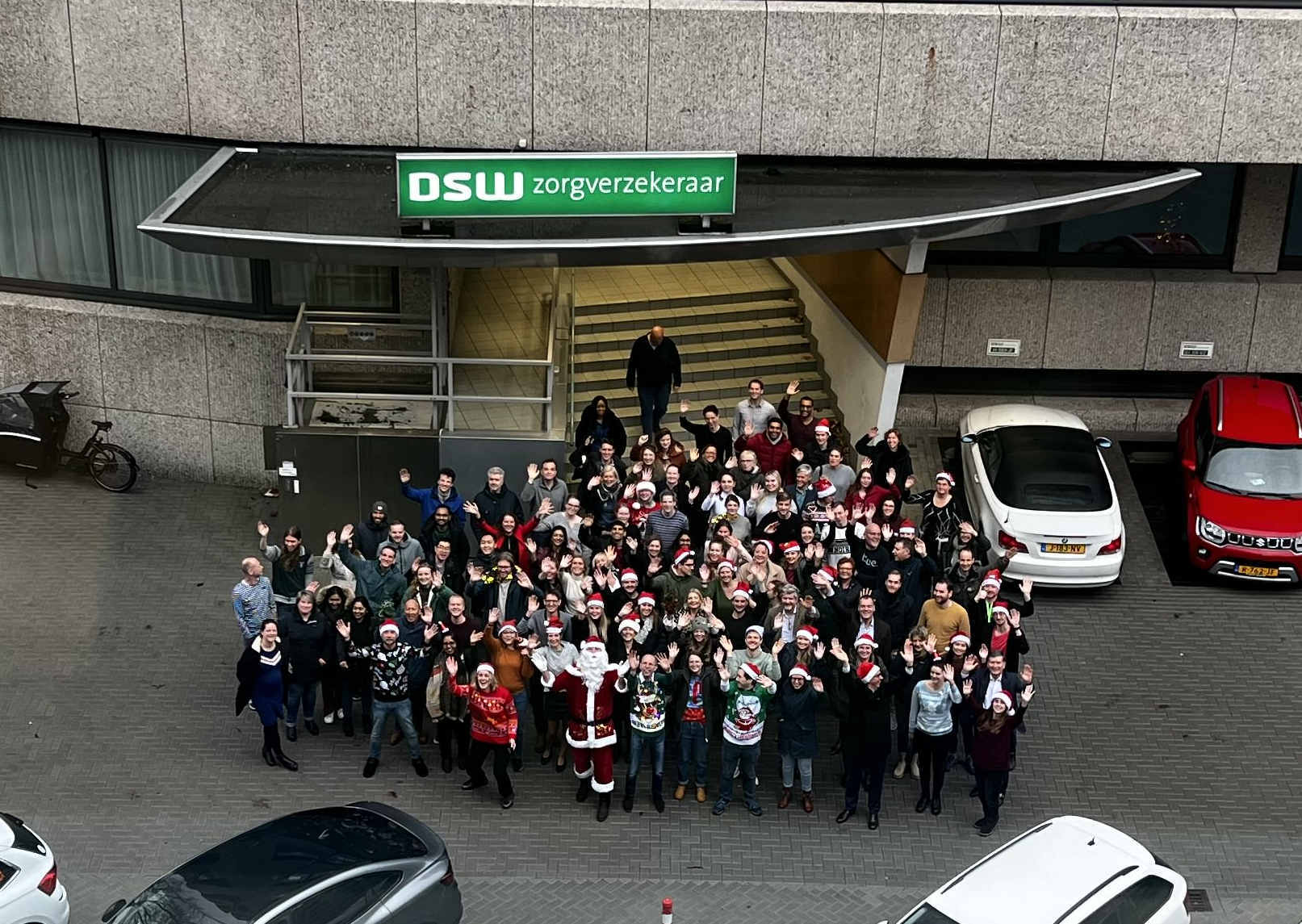 Foto van werknemers van DSW die een kerstgroet uitbrengen